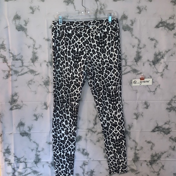 M Hue Snow Leopard Original Jean Patterned Leggings - Picture 3 of 16